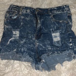 These are blue and white ripped jean shorts!🤘